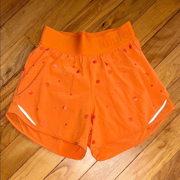 Lululemon Hotty Hot Shorts 4" Logo Print - Picture 1 of 4